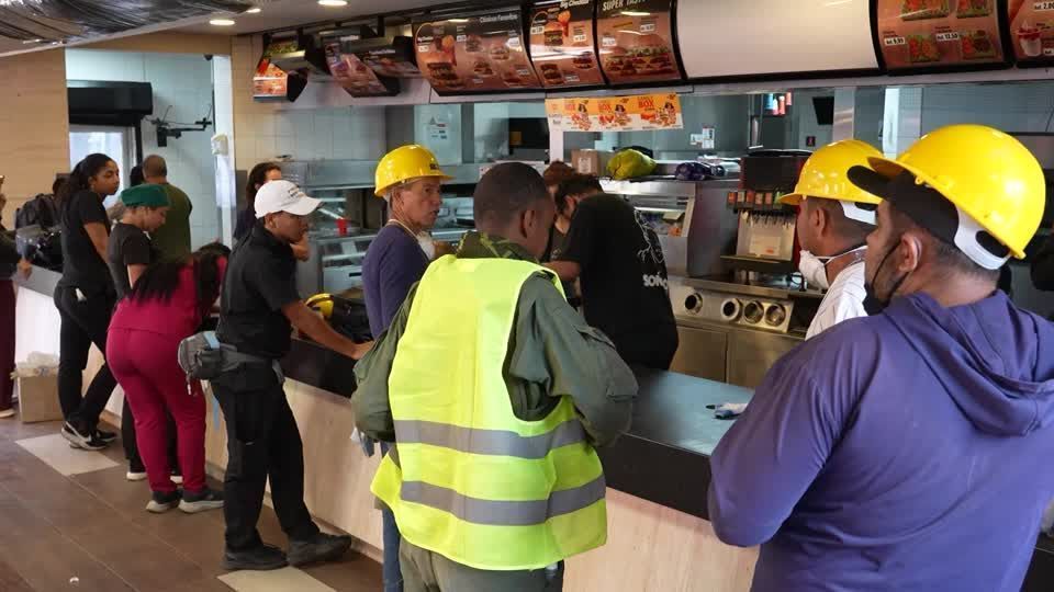 Médicos transformam McDonald’s na Venezuela em hospital após terremoto