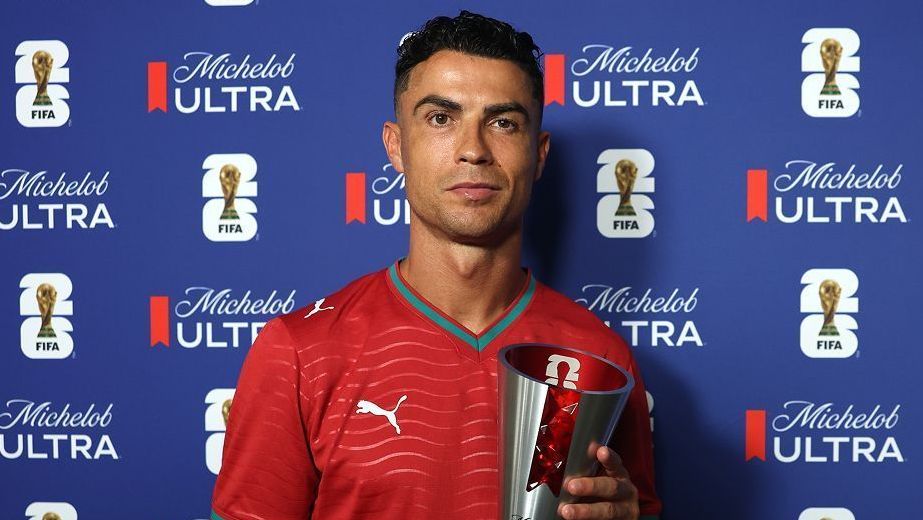 Cristiano Ronaldo veste camisa de Diogo Jota em tributo após classificação
