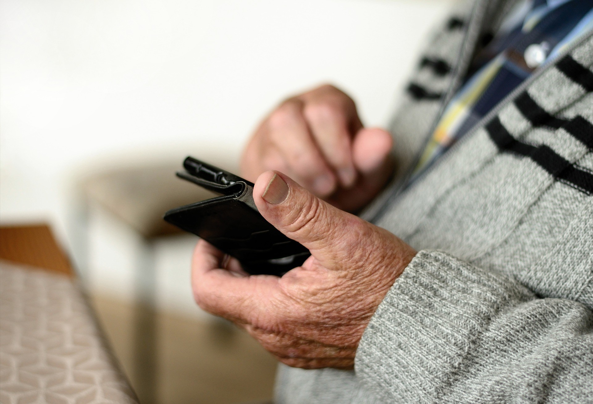 Uso de internet chega a quase 75% dos idosos, e crianças diminuem acesso à rede, diz IBGE