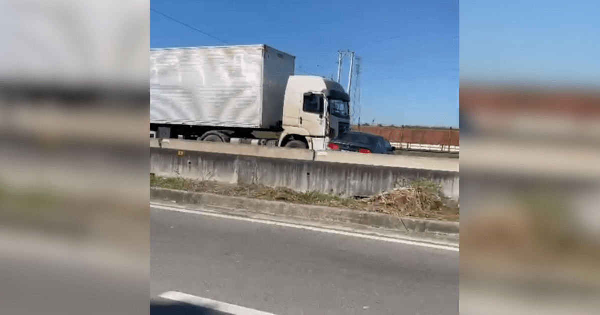 Vídeo: carreta arrasta carro na Dutra em São José dos Campos