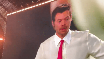Harry Styles canta música sobre Taylor Swift na noite do casamento dela
