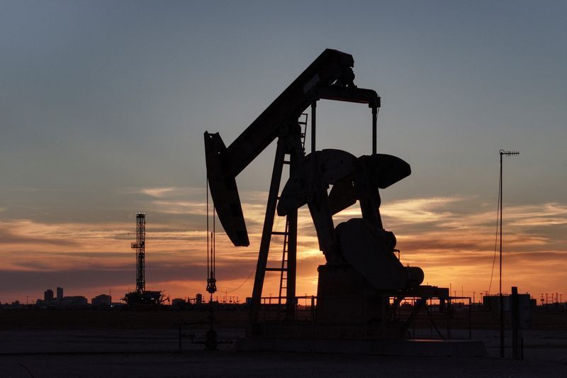 Petróleo fecha em leve alta com incerteza sobre Ormuz no radar