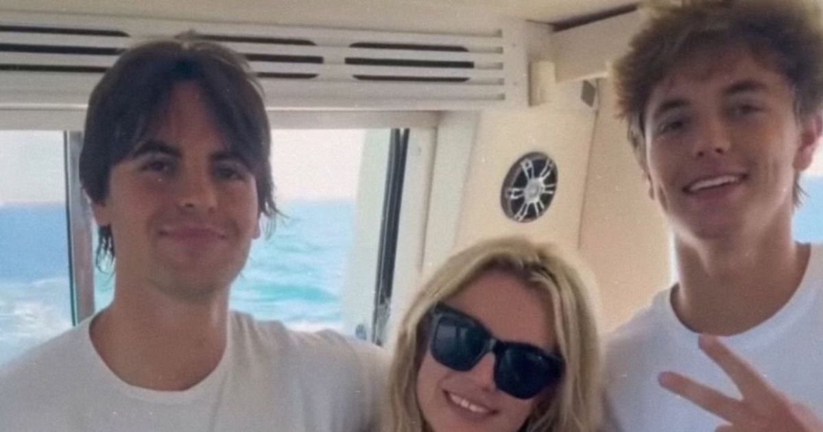 Filhos de Britney Spears estreiam na passarela e recebem apoio da mãe